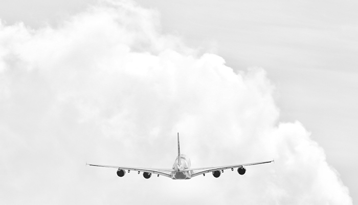 Avión sobrevolando unas nubes