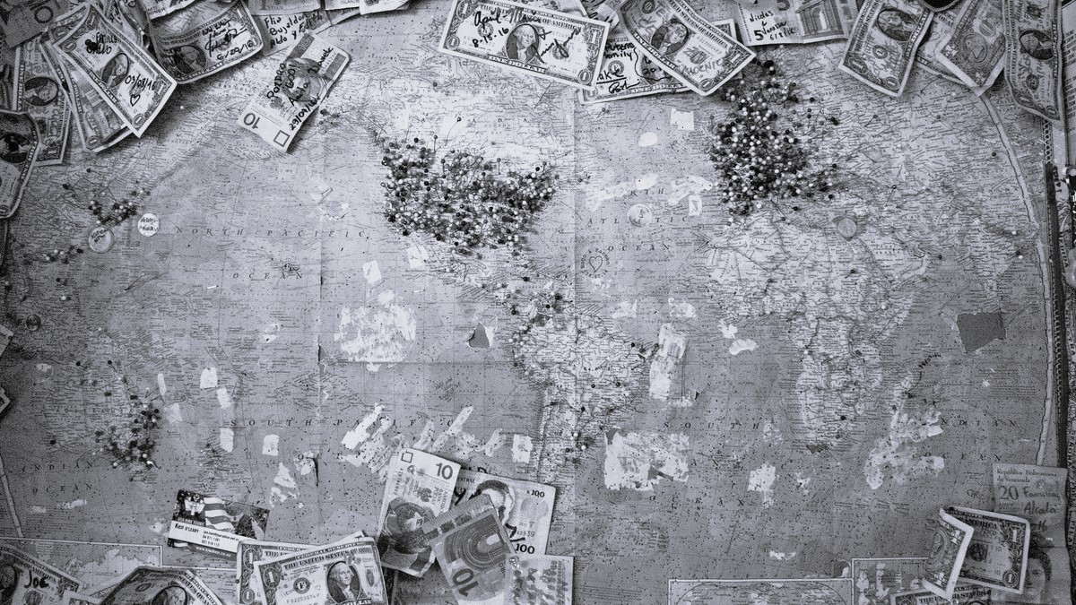 Imagen de un mapa con billetes